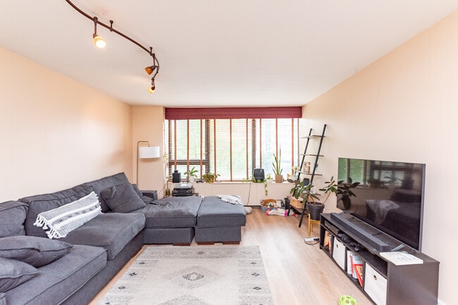 Photo - 3930 N Pine Grove Ave Unit 310