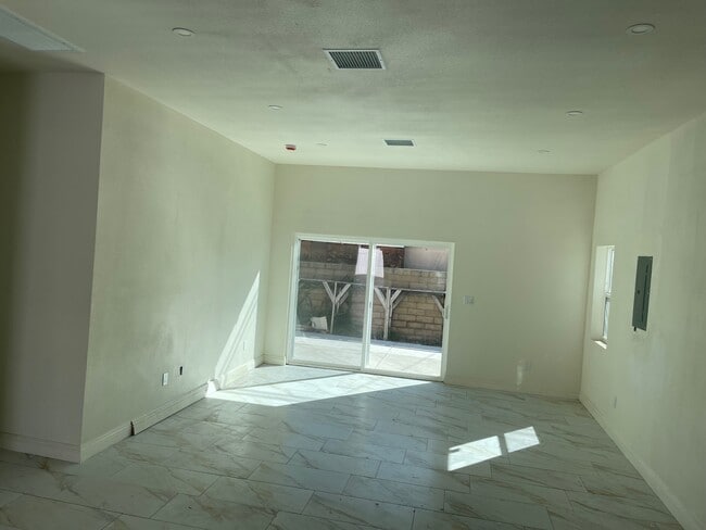 Photo - 11954 Redbank St