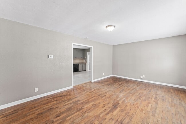 Photo - 2 Bedroom Home with Spacious Fenced In Yard! 1st Month's Rent is Free!*