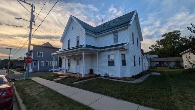 Spacious and cozy, 2-bedroom apartment with large garage - 10988 Ridge St Unidad APT #2