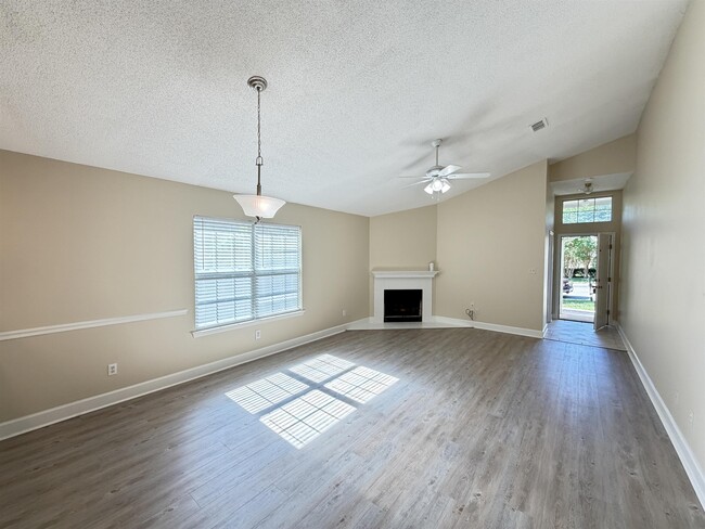 Photo - 2116 Heathrow Dr