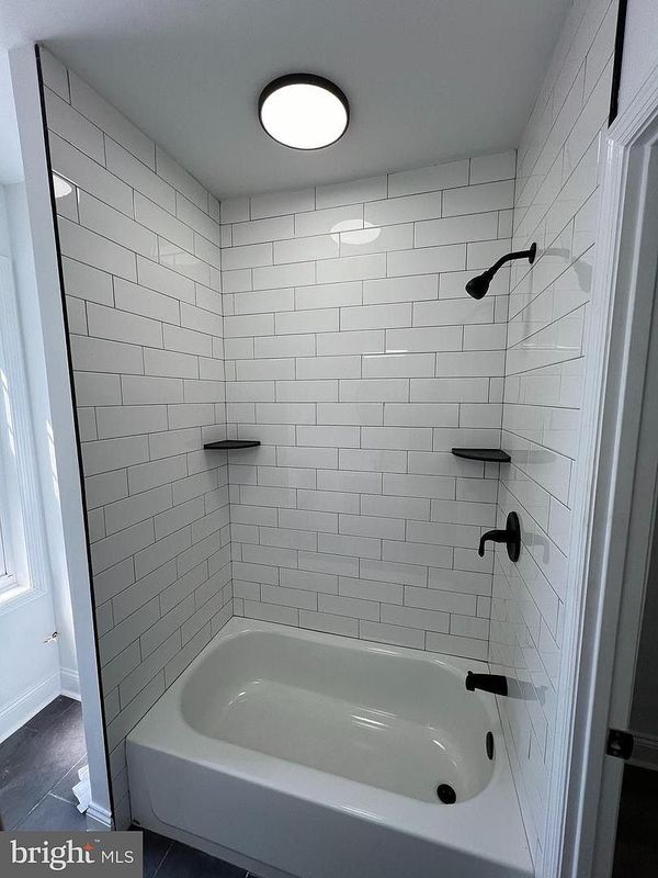 Photo - 925 W 3rd St