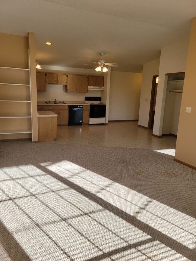 Building Photo - 606 W State St Unit 606 Apt#7