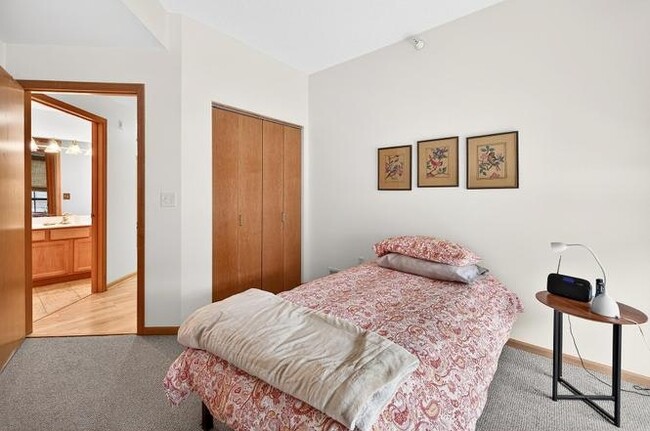 Photo - 825 Berry St