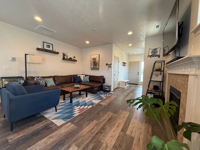 Photo - CHECK OUT THIS BEAUTIFUL HOME IN MAPLE MEA...