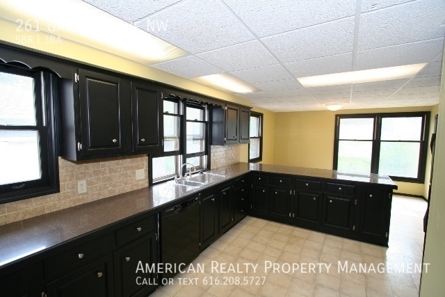 Photo - 261 Garfield Ave NW