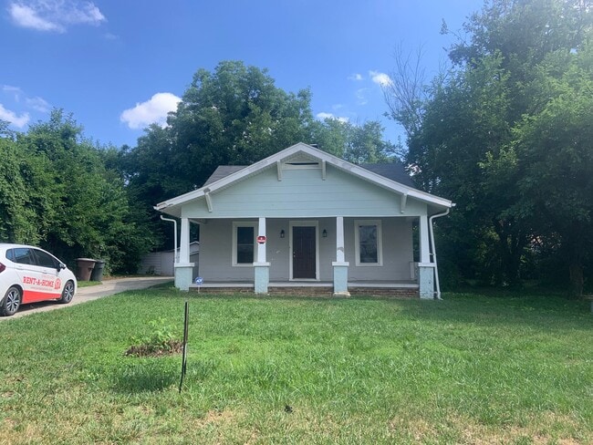 Building Photo - Renovated 3 Bedroom