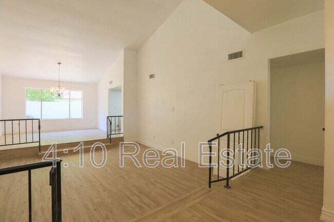 Photo - 951 E Leeward Ln