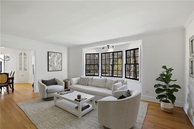 Photo - 753 Woodward Way NW