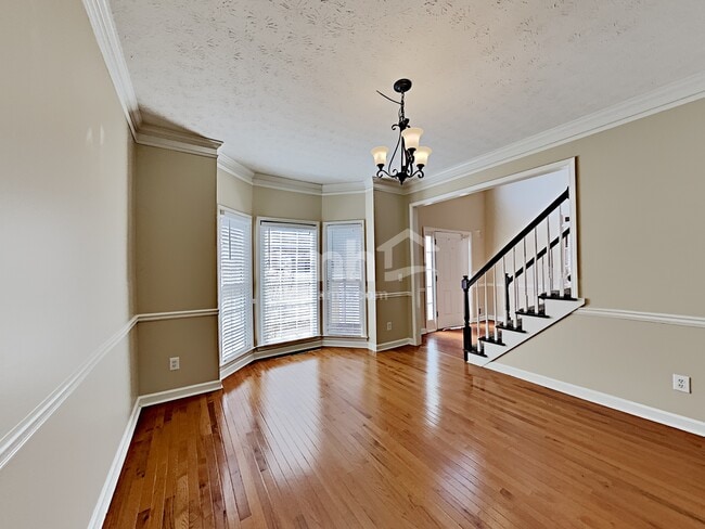 Photo - 303 Lismore Ter