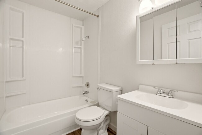 Baño - Cedar Ridge Apartments