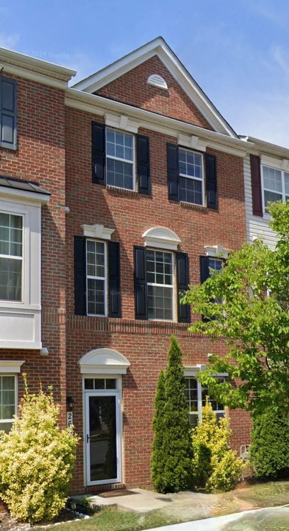 Building Photo - Well Maintain Townhome in Market Square!