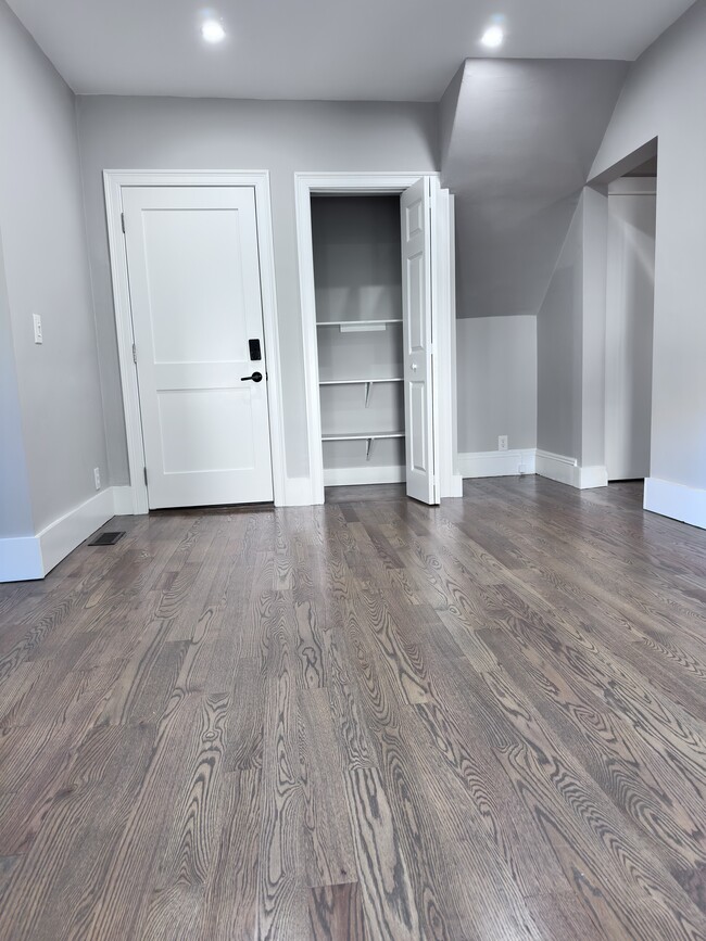 Building Photo - 5 Raddin Ter Unit 1