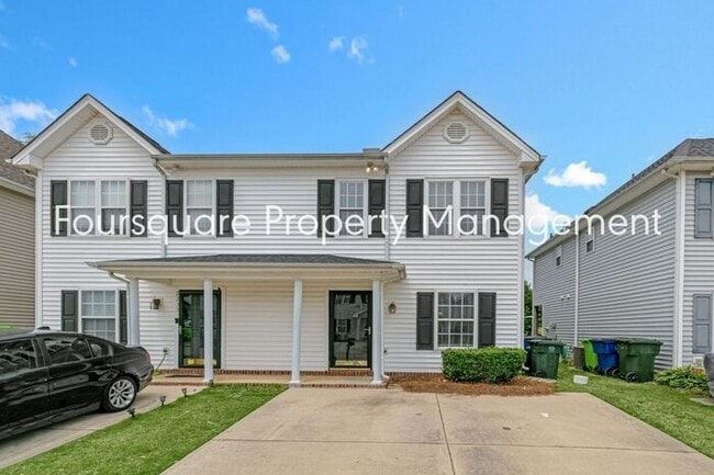Building Photo - Townhome | Screened Back Porch | Back Pati...