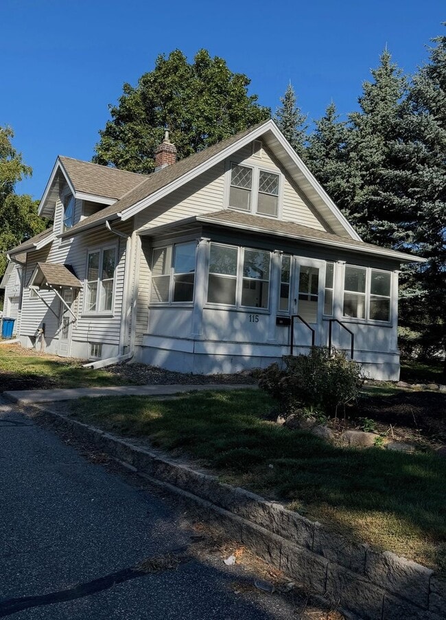 Wayzata Home walking distance to Lake. - Wayzata Home walking distance to Lake.