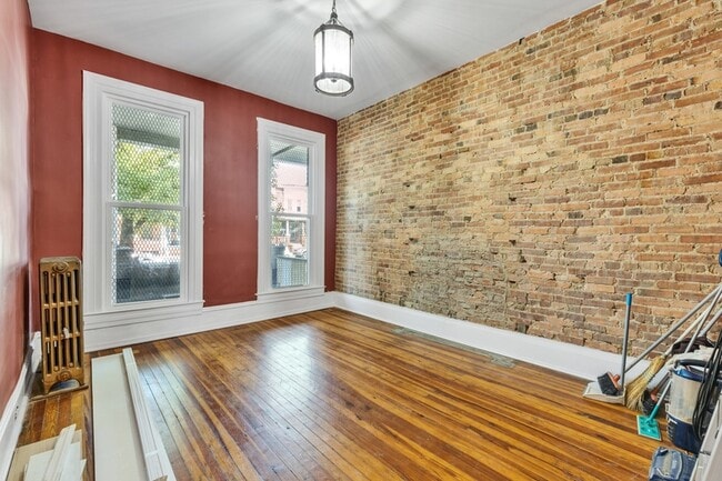 Photo - 313 E 25th St