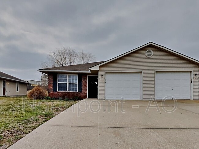 Photo - 317 NW Woodbury Dr House