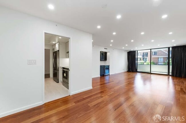 Photo - 101 Lombard St