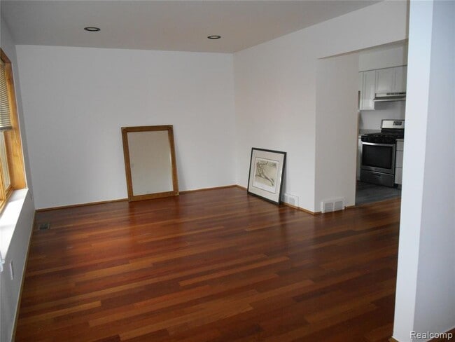 Photo - 1440 W Elmwood Ave