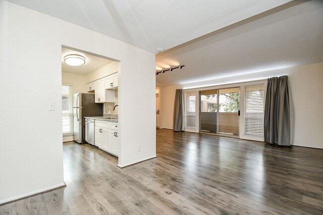 Building Photo - 1915 Augusta Dr Unit 9 Rental
