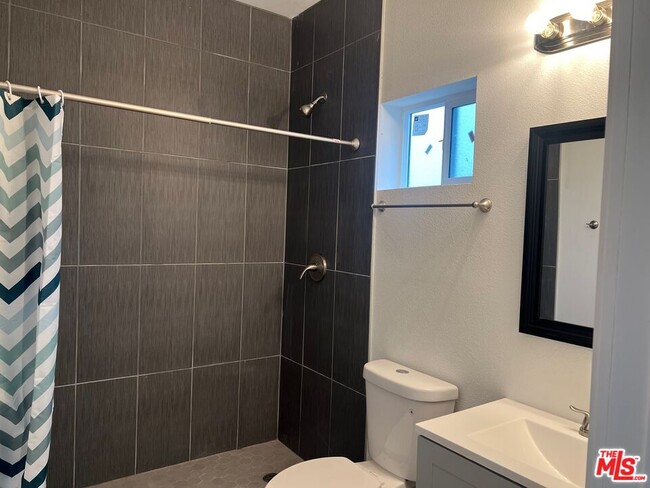 Photo - 233 N Park View St Unidad 9