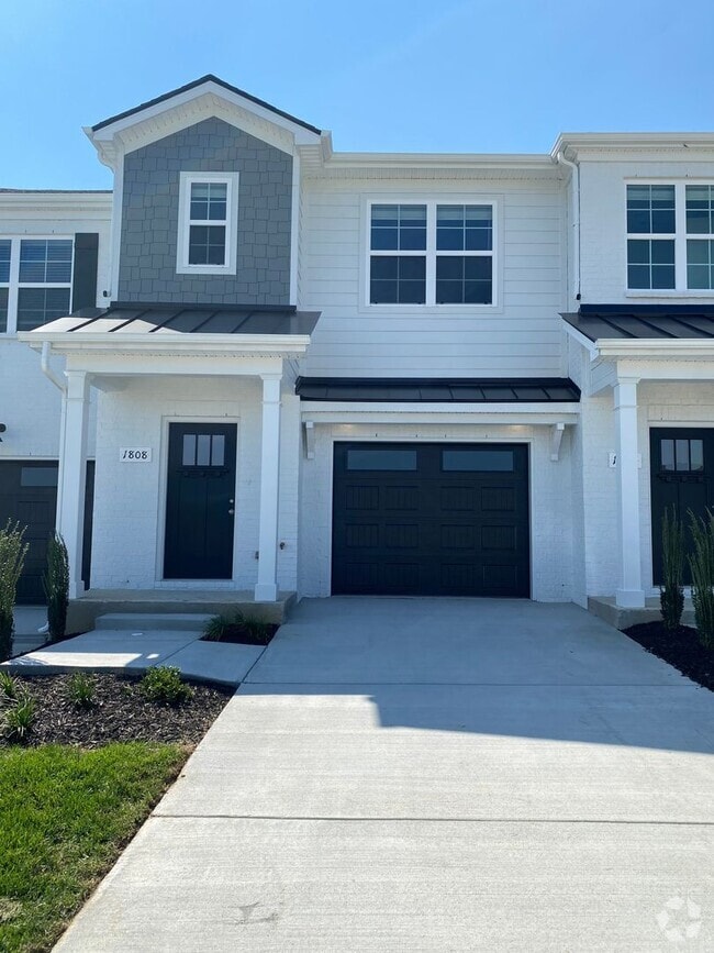 Building Photo - Beautiful 3 Bed 2.5 Bath Townhome In Murfr...