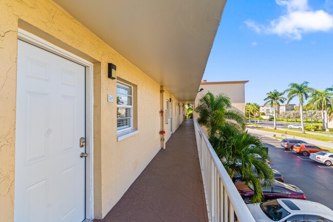 Photo - 2520 NE 1st Ct Unidad 305