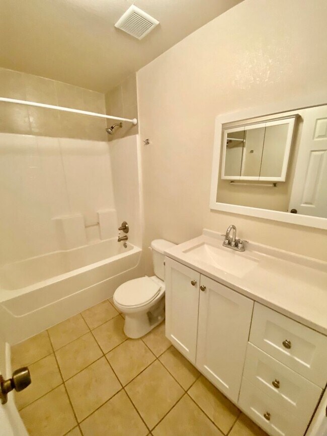 Photo - 100 Ramon Cardenas Dr Unit D