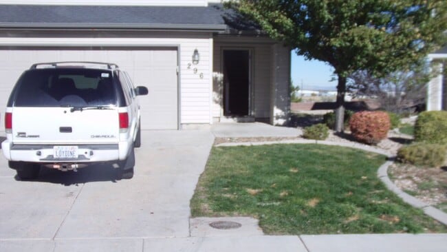 Building Photo - Oversized Townhome in Town!