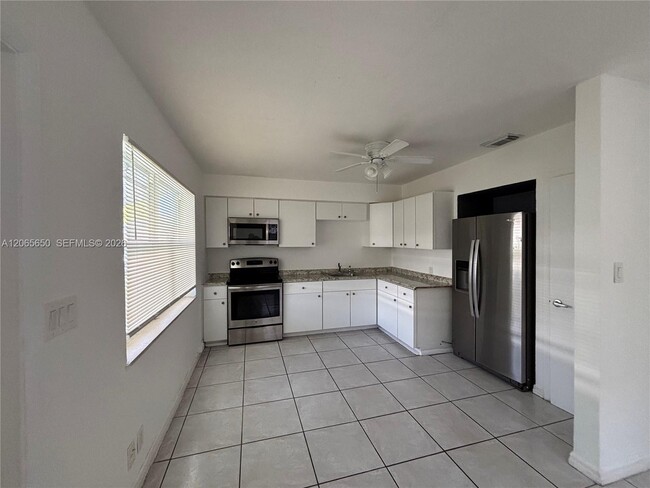 Building Photo - 6335 SW 21st St Unit 2