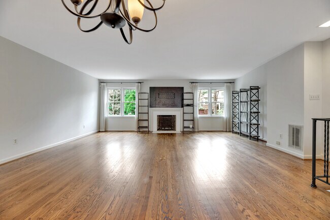 Photo - 1053 N George Mason Dr