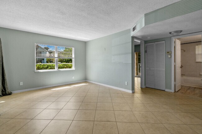 Photo - 1604 SE Green Acres Cir Unit T101