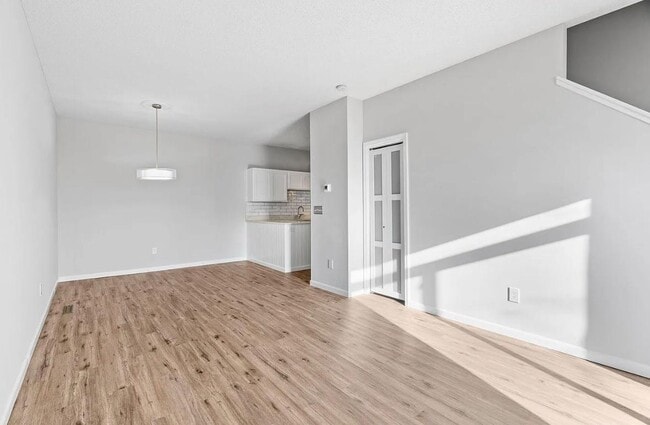 Photo - 608 Roundhouse St