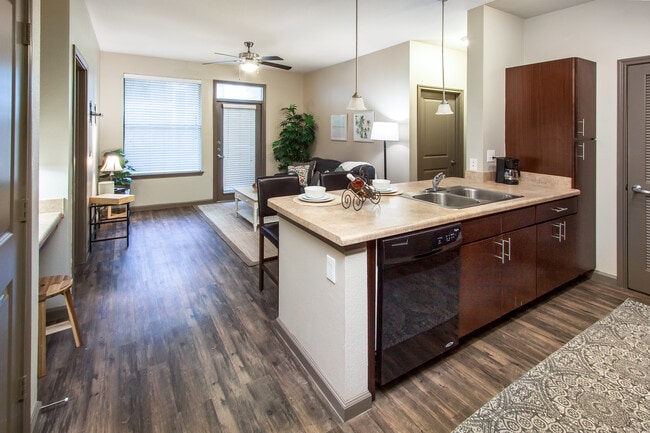 Vista de la sala de estar/cocina - The Edge at Independence Heights