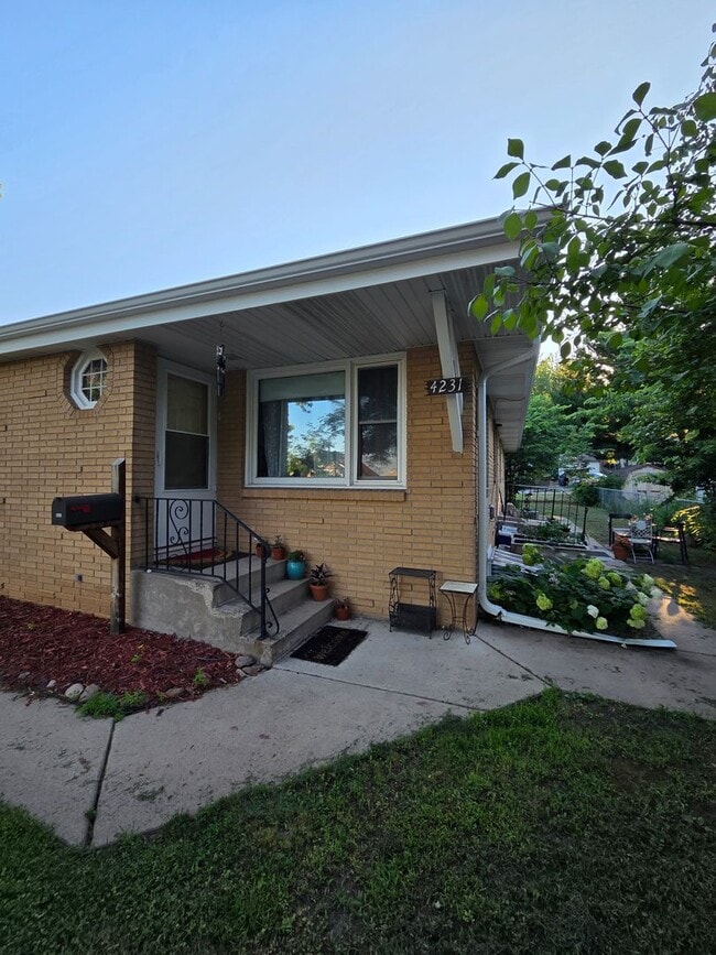 Building Photo - 4229-4231 Unit 4231