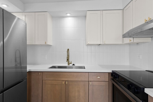 Photo - 1505-1505 Alexander St