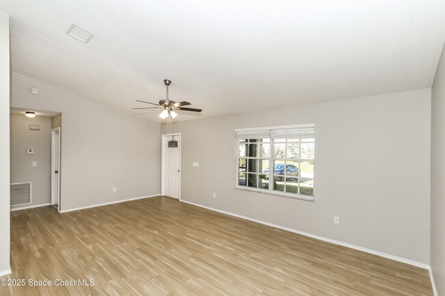 Photo - 1084 Thompson Rd SW
