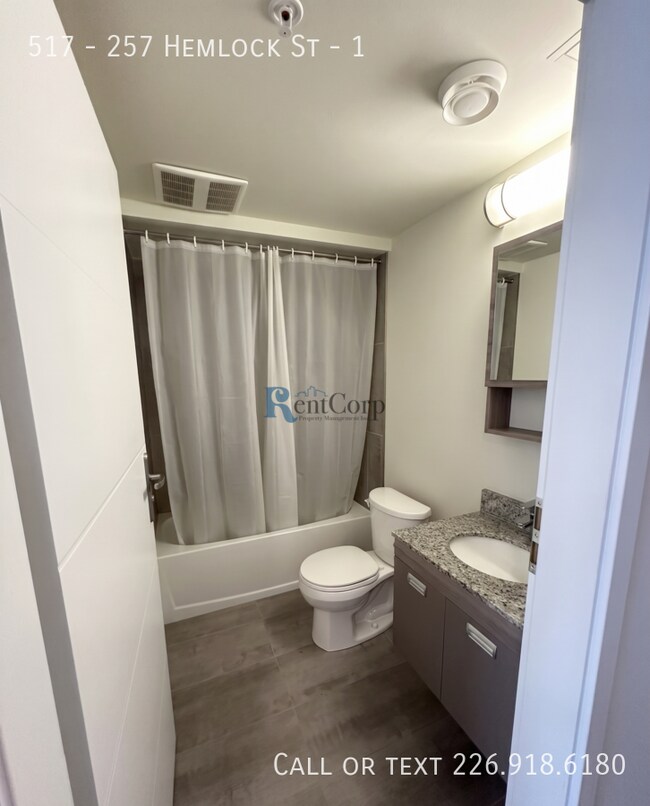 Photo - 257-257 Hemlock St