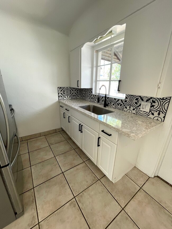 Kitchen Tile - 1401 W Clarendon Ave Unit 2
