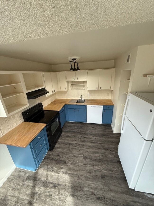 Photo - Spacious 3 Bedroom 2 Bathroom Condo in Eas... Unidad 113