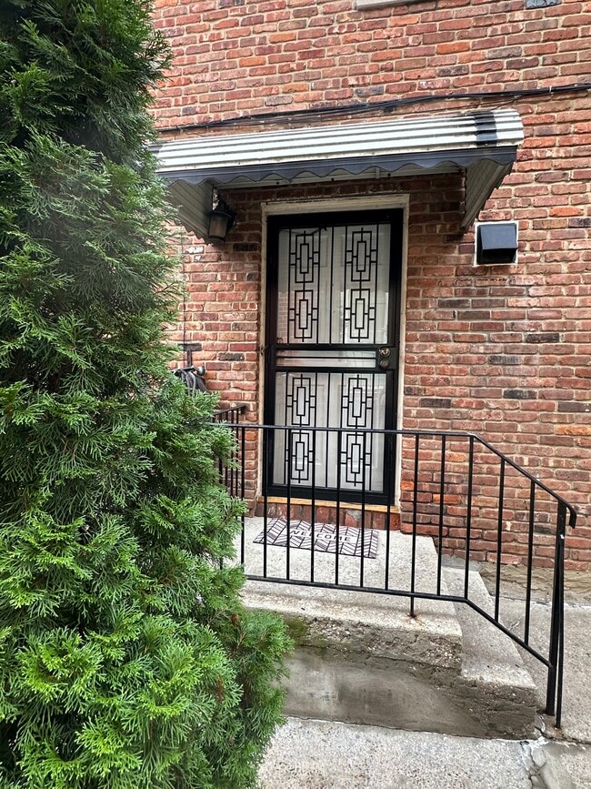 Building Photo - 1843 Clintonville St Unit Side Apt