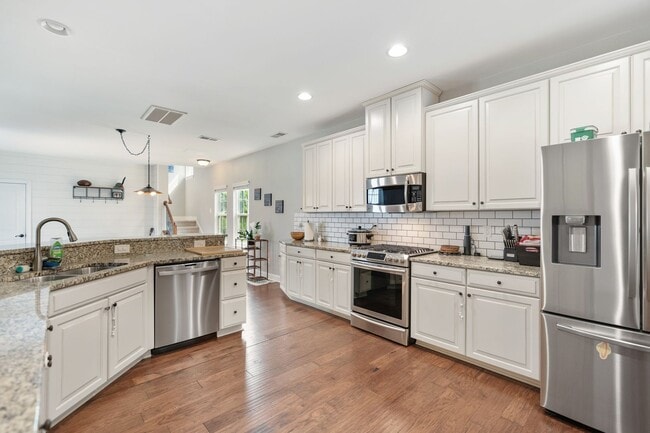 Photo - Available Early September! Gorgeous 5 Bed, 3.5 Ba Located In Kitts Creek - Pet Friendly!