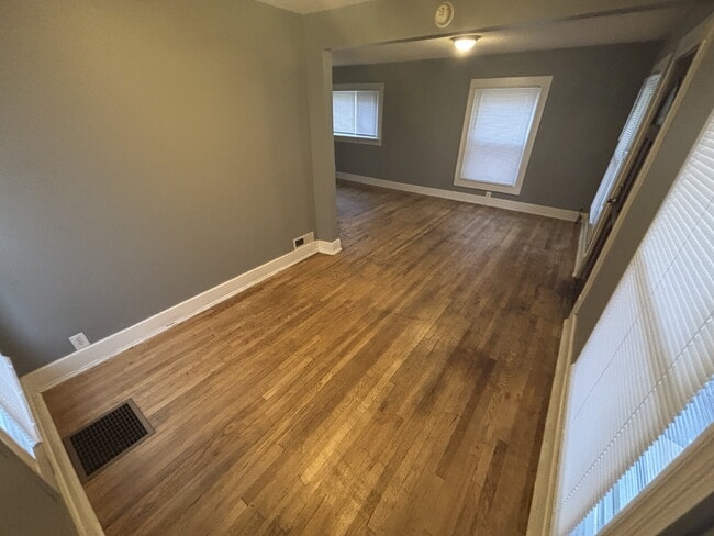 Photo - "Charming 2-Bed Duplex Gem in Grand Rapids – Perfect Location on Quarry Ave!" Unidad 1