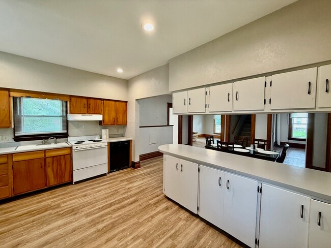 Photo - 602 1st St NW