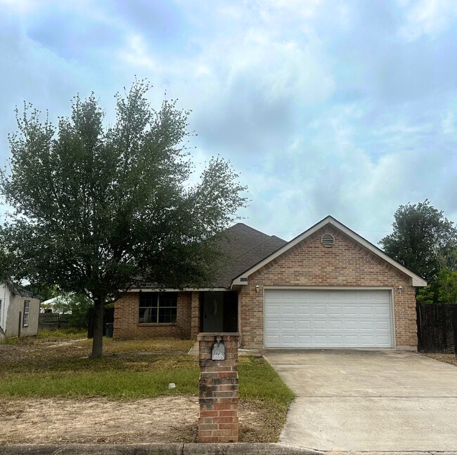 Building Photo - 1222 E 2nd St