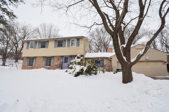 Building Photo - Unique, Conveniently Located, 4 bed 2.5 bath Home For Rent!