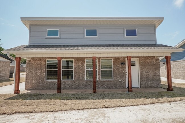 Building Photo - 2 Bed 2 Bath Cottage!