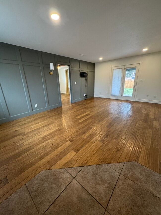 Photo - 385 E 2nd S St