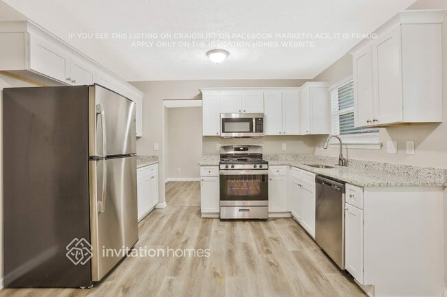 Photo - 690 Greenhedge Dr