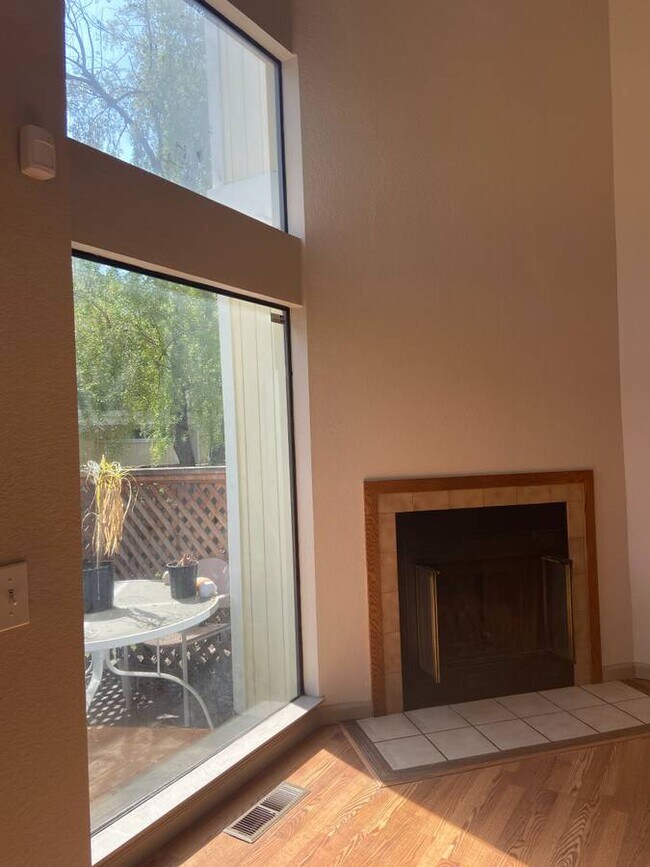 Photo - 823 Challenger Way